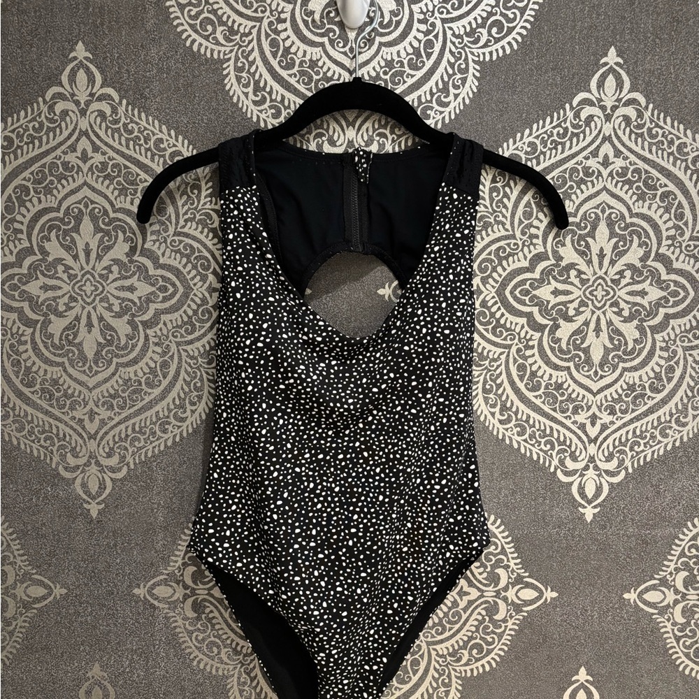 BNWT Nike Black and White Speckled Womens one piece swimsuit